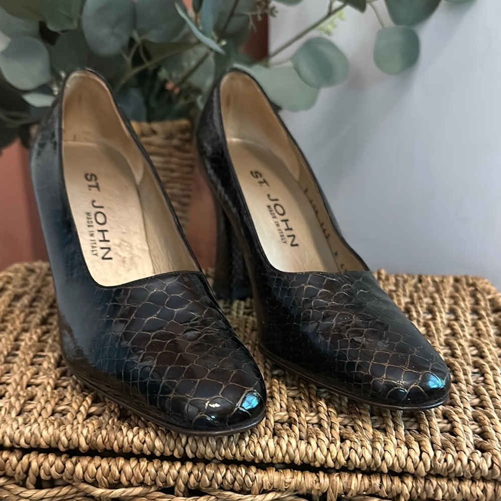 St. John Women's Brown & gold snakeskin 3 1/2” heel 6 1/2 almond toe Italy Pumps